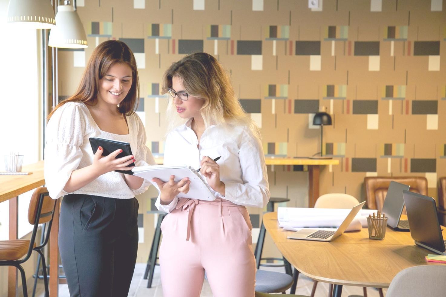 Modern tasarım araçları ile çalışan profesyonel tasarımcı